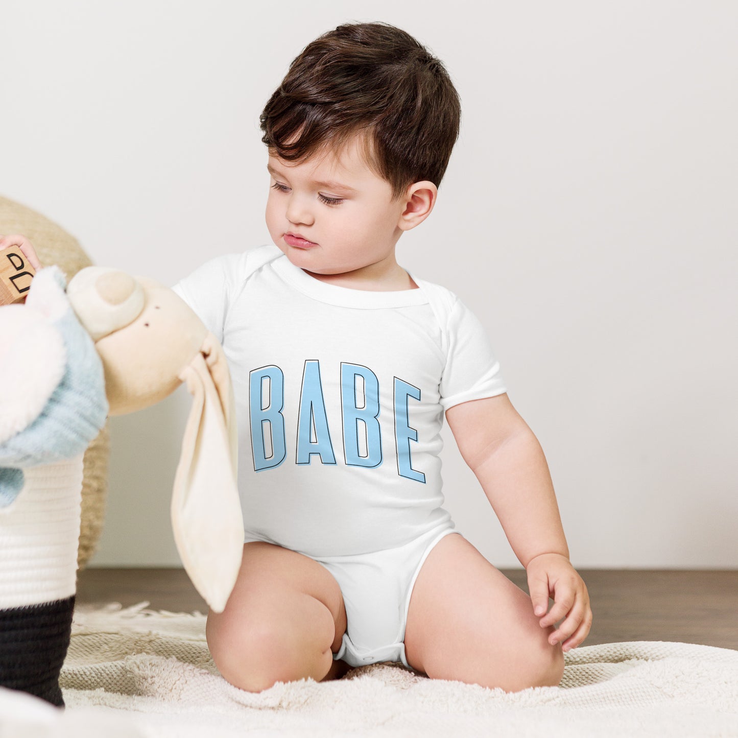 Babe - Baby short sleeve onesie (Blue letters)